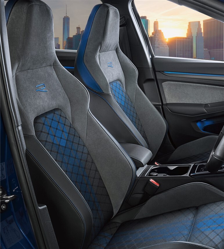 VWゴルフに最強の「R／Rヴァリアント」が追加。歴代最高320馬力、約640万円から