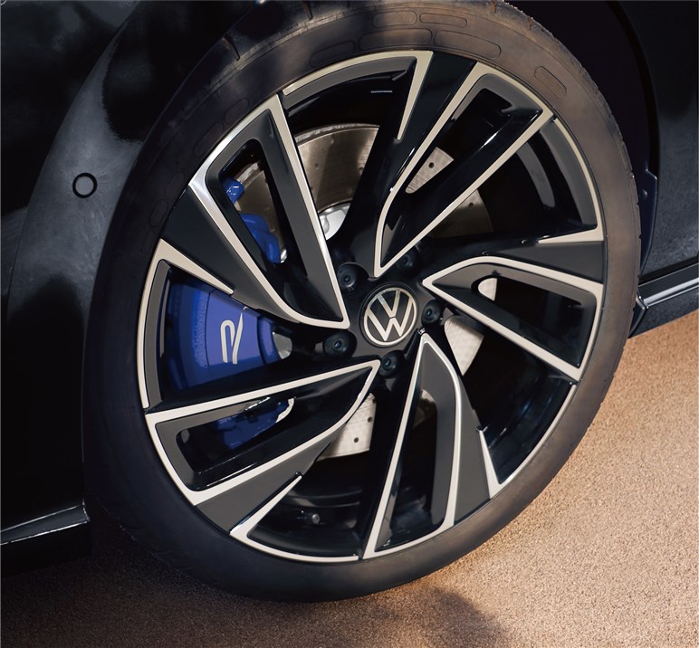 VWゴルフに最強の「R／Rヴァリアント」が追加。歴代最高320馬力、約640から