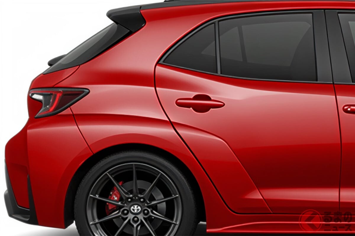 トヨタ新「“4WD”コンパクトハッチバック」発表に大反響！ 性能の進化に「本気度が伝わる」の声も！ 全長4.4mボディ×「300馬力超えエンジン」搭載の「GRカローラ」最上級モデルに熱視線！