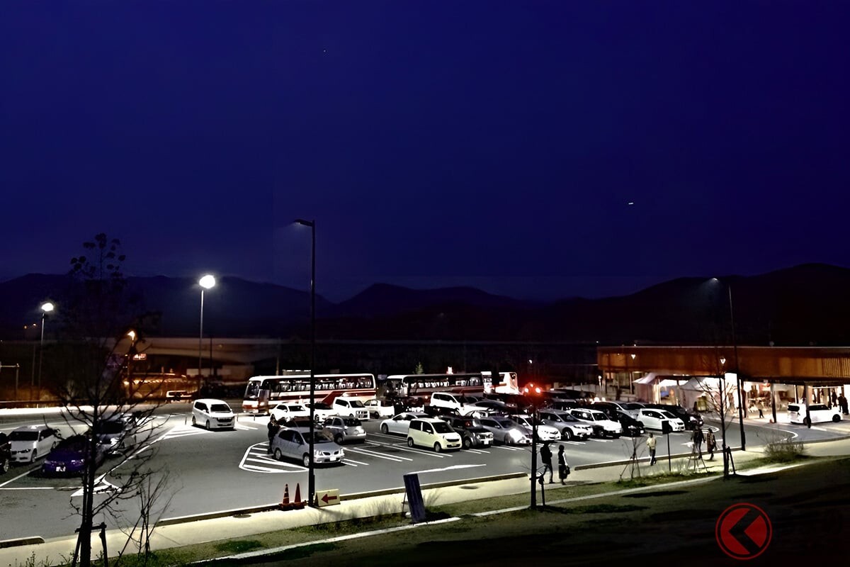 1泊3000円「高速SA」にホテルあった！ 「一般道に降りずに寝るのサイコー！」 車中泊と違う“飲み放付き”の施設とは