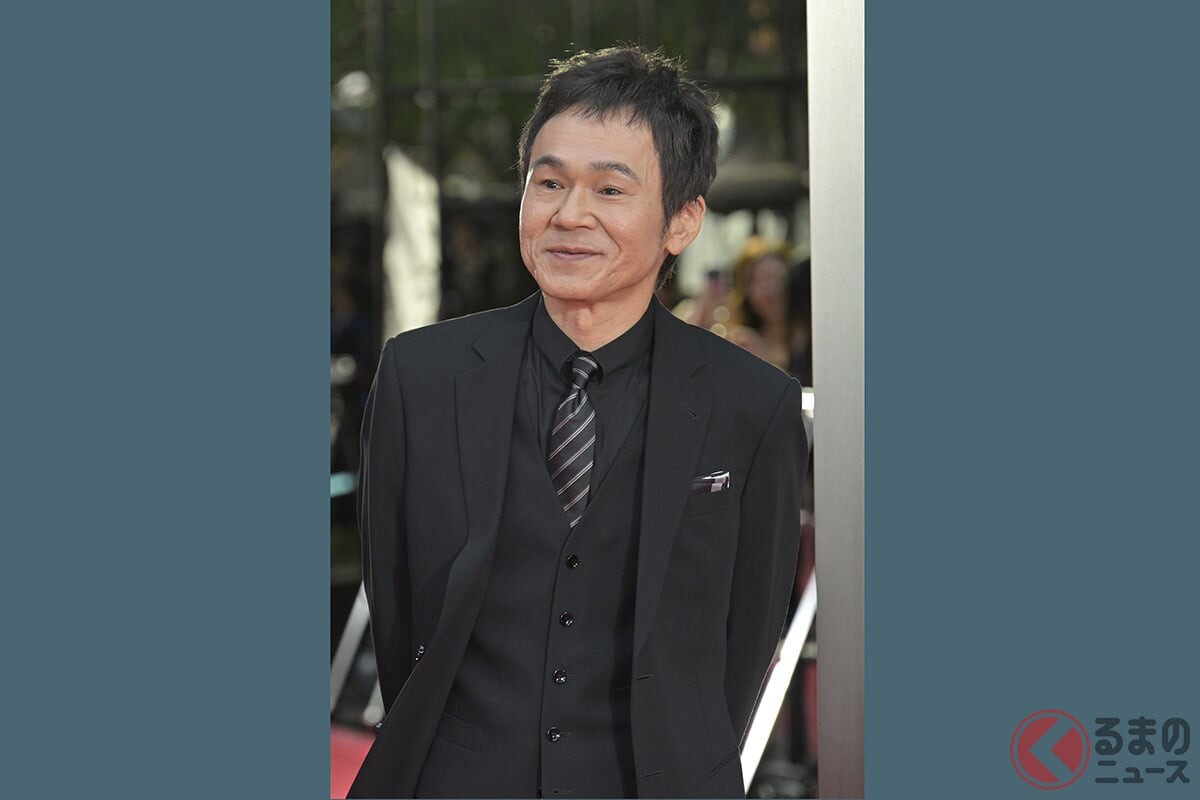 俳優「甲本雅裕」が“愛車”「“庶民派”SUV」との2ショット公開！ “センスがいい”「カクカクモデル」どんなクルマ？