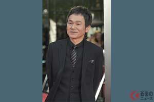 俳優「甲本雅裕」が“愛車”「“庶民派”SUV」との2ショット公開！ “センスがいい”「カクカクモデル」どんなクルマ？