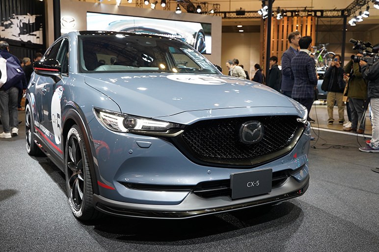 ロードスター、マツダ3ファストバック、CX-5をちょっとクラシカルなレーサースタイルにカスタマイズ - 東京オートサロン