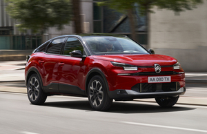 ブラックルーフを纏ったシトロエンC4ハイブリッドが日本デビュー