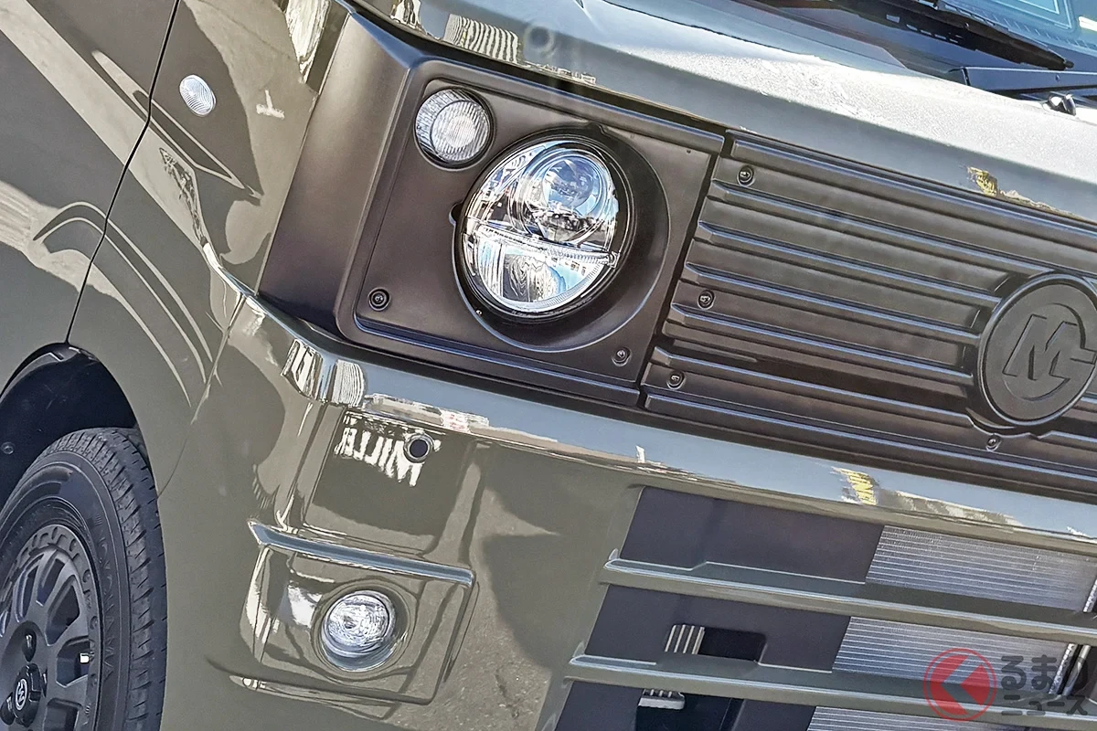 ダイハツの「“旧車顔”軽バン」に注目！ 丸目2灯デザイン×快速ターボ搭載！ 俊足「ハイゼットカーゴ」の快適「“車中泊”仕様」ゴードンミラーモータースの軽キャンパー「GMLVAN S-01」がスゴい