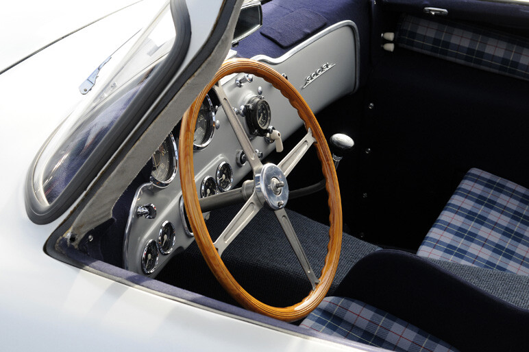 ル・マン・クラシック　数億円がサイドバイサイド