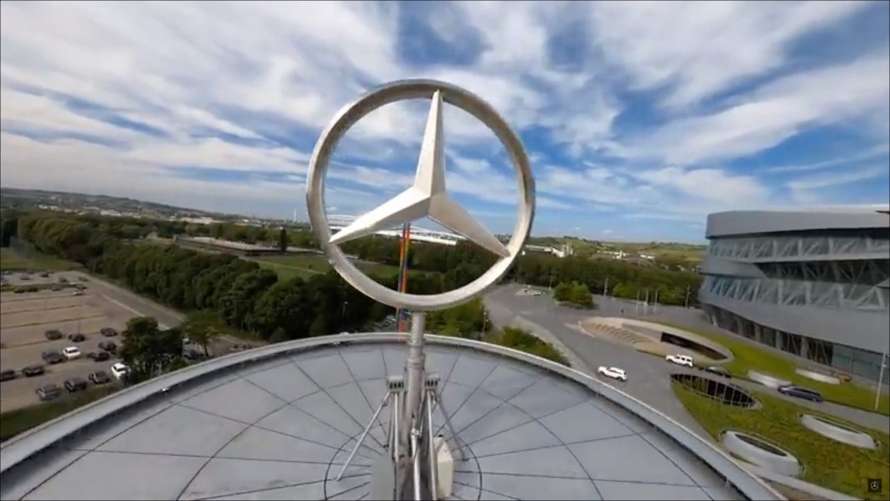 メルセデス ベンツ ミュージアムをドローンで巡る 斬新な空撮ムービーをyoutubeで公開中 動画 Genroq Web 自動車情報サイト 新車 中古車 Carview