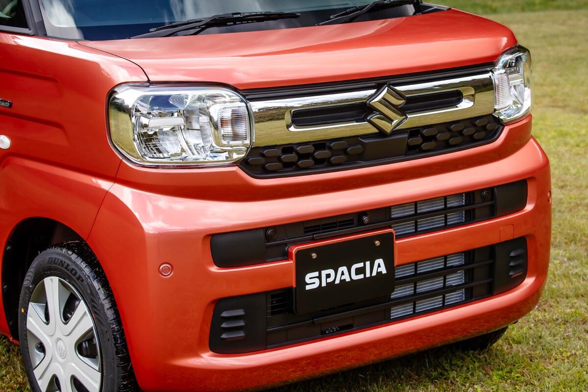 スズキ スペーシアが6年ぶりのフルモデルチェンジ。後席にオットマンが付いて、まるで高級ミニバン!?