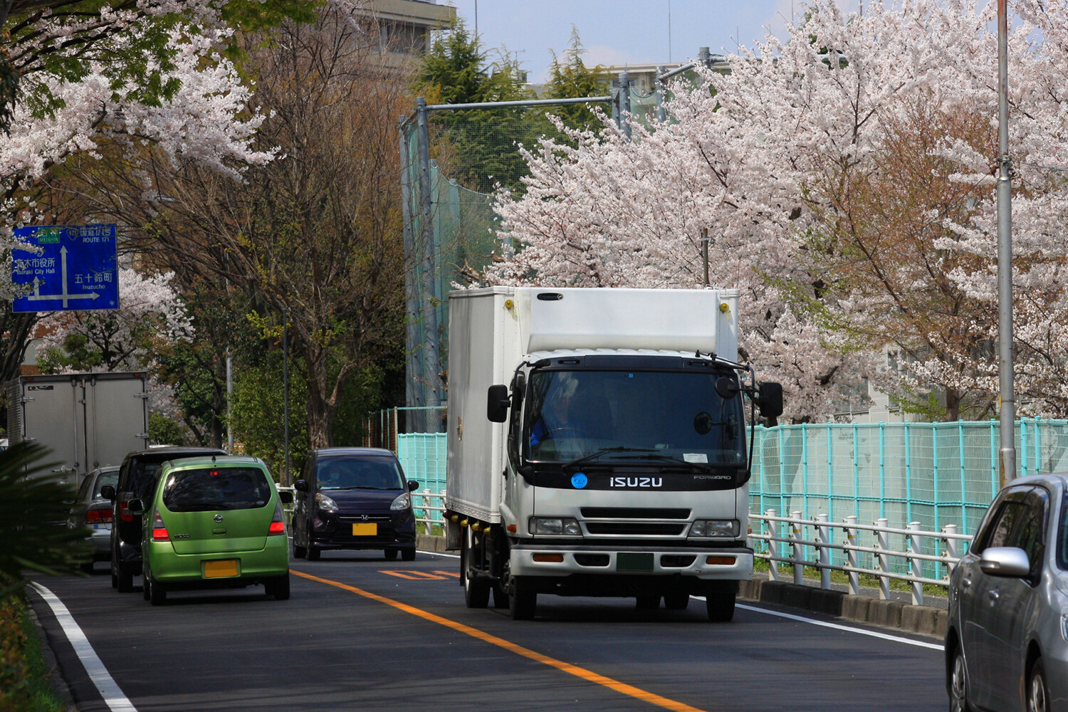 仲間のトラック同士がすれ違うときにクラクションで挨拶！ 一般車はビックリするけどあれって「違法」じゃないの？（WEB CARTOP） |  自動車情報・ニュース - carview!