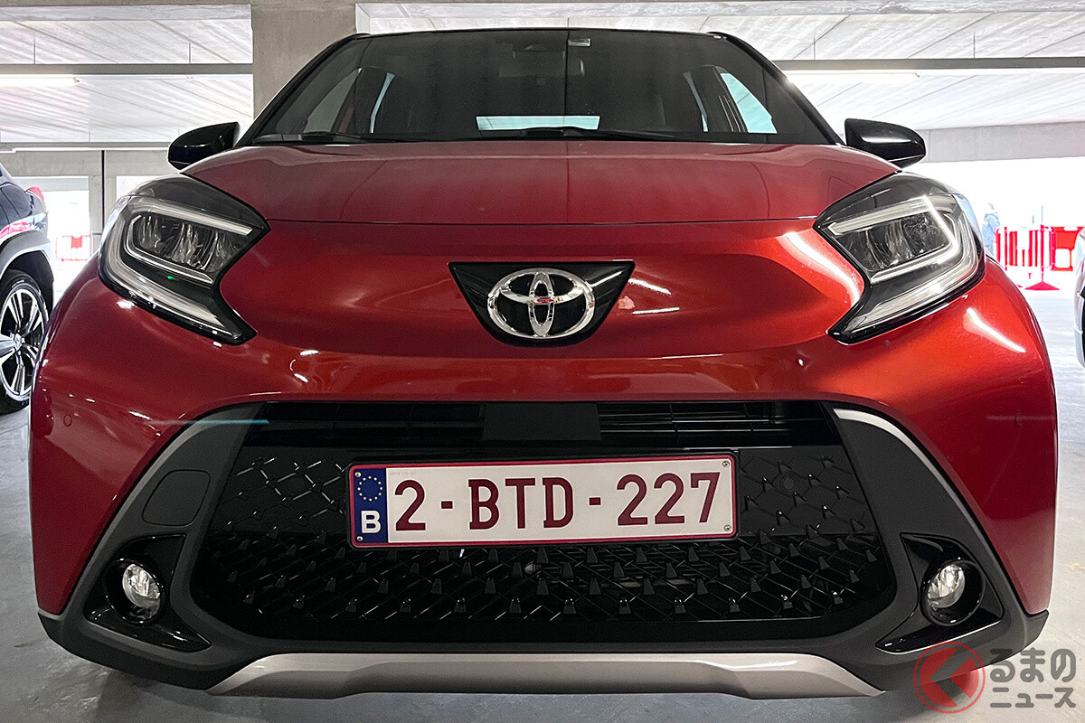 トヨタ「5速MT 最小SUV」の実車が凄い！ 全長3.7m×ワイドデザイン採用で「空間」は狭くない!? アイゴXを体感してみた！