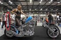 臆病者の背もたれだって!? カスタムバイクのタンデムシートの後ろから生えてる「シシーバー（シーシーバー）」ってどんなパーツ