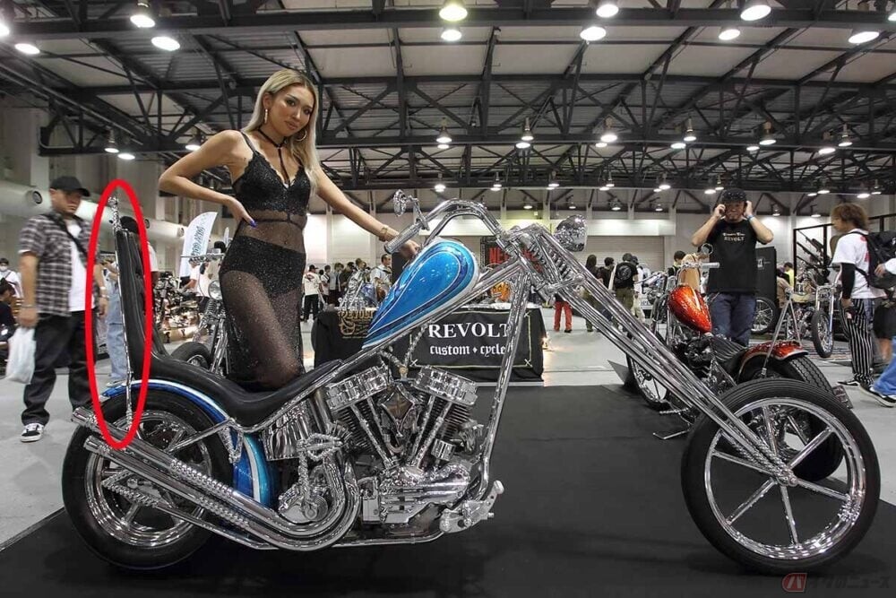 臆病者の背もたれだって!? カスタムバイクのタンデムシートの後ろから生えてる「シシーバー（シーシーバー）」ってどんなパーツ