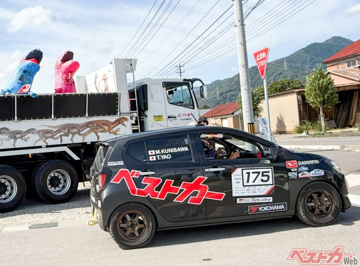 "10万円"で横転から復活!!!　会場大喝采「ミライースターボ」激走で新聞記者も学生も唸る　軽自動車が魅せる"新しい"ラリーの可能性