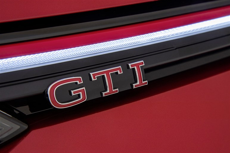新型VWゴルフGTIは大人しい外観からは想像できない、現行GTIを大きく上回るスポーツ性能をもっていた