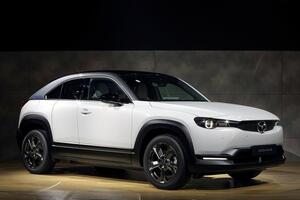 CX-30の派生車種？　 ロータリーエンジンを搭載？　マツダ初の量産EV「MX-30」の謎に迫る