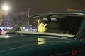 「あ、落ちそう」 クルマから「人形ぶらぶら」問題ない？ 「名シーン再現、胸熱っ！」だけど… 街中で見かける斬新カスタムの注意点とは