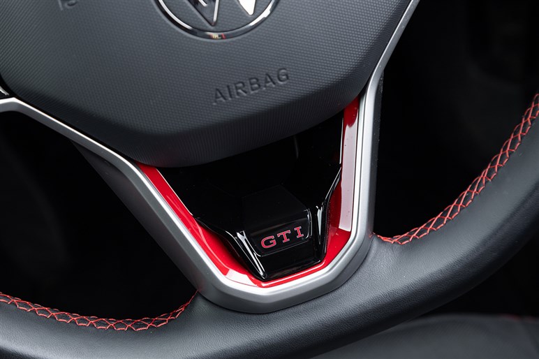 大柄な高性能車では味わえない快感…！　伝統のホットハッチ「ポロ GTI」試乗記