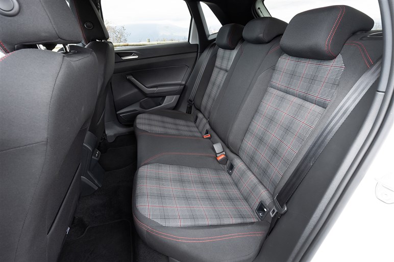 大柄な高性能車では味わえない快感…！　伝統のホットハッチ「ポロ GTI」試乗記