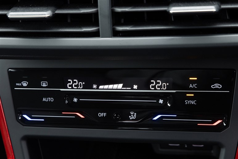 大柄な高性能車では味わえない快感…！　伝統のホットハッチ「ポロ GTI」試乗記