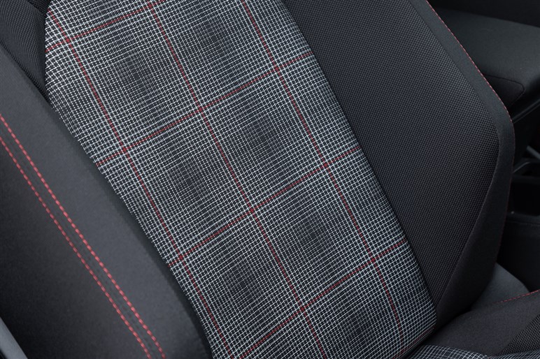 大柄な高性能車では味わえない快感…！　伝統のホットハッチ「ポロ GTI」試乗記