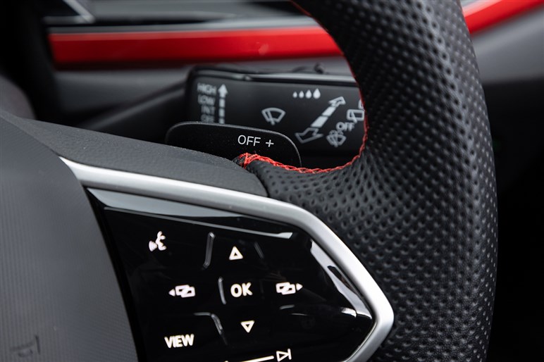 大柄な高性能車では味わえない快感…！　伝統のホットハッチ「ポロ GTI」試乗記