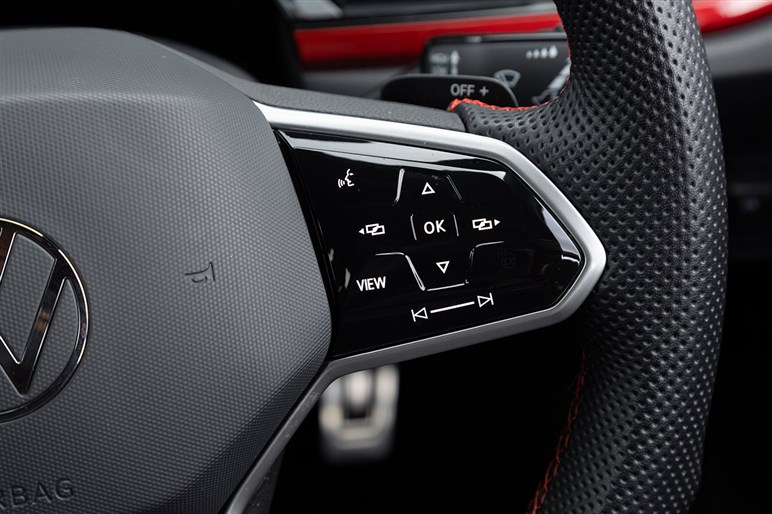 大柄な高性能車では味わえない快感…！　伝統のホットハッチ「ポロ GTI」試乗記