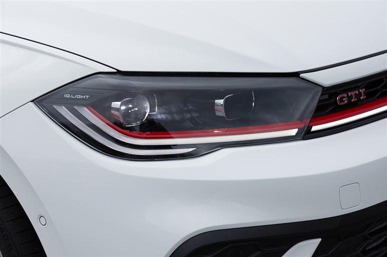 大柄な高性能車では味わえない快感…！　伝統のホットハッチ「ポロ GTI」試乗記