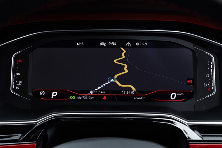 大柄な高性能車では味わえない快感…！　伝統のホットハッチ「ポロ GTI」試乗記