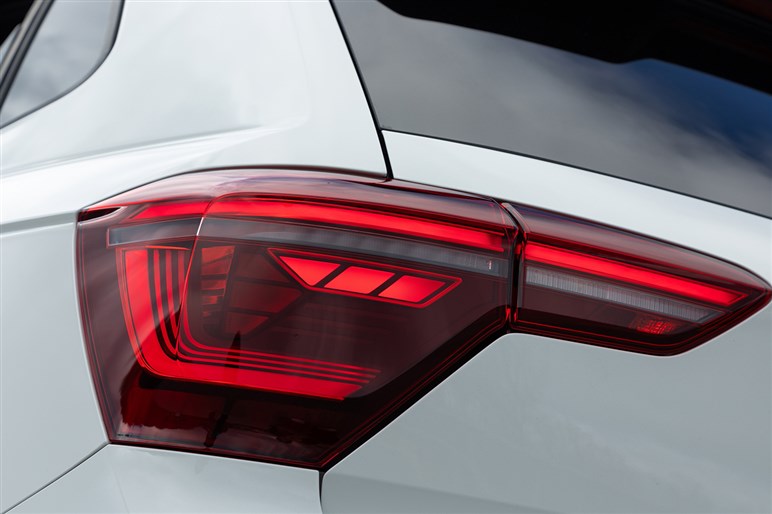 大柄な高性能車では味わえない快感…！　伝統のホットハッチ「ポロ GTI」試乗記