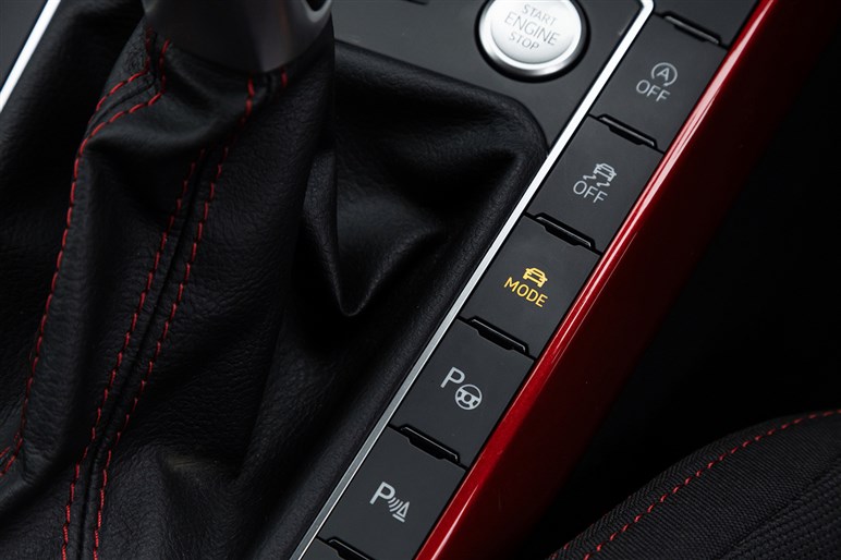 大柄な高性能車では味わえない快感…！　伝統のホットハッチ「ポロ GTI」試乗記