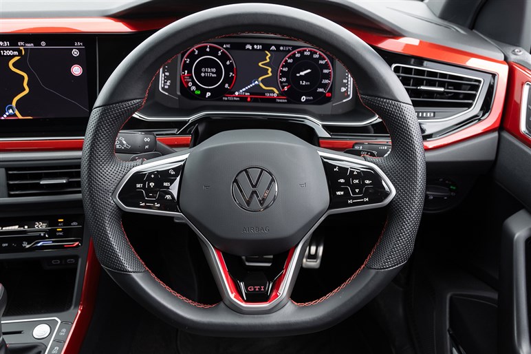 大柄な高性能車では味わえない快感…！　伝統のホットハッチ「ポロ GTI」試乗記