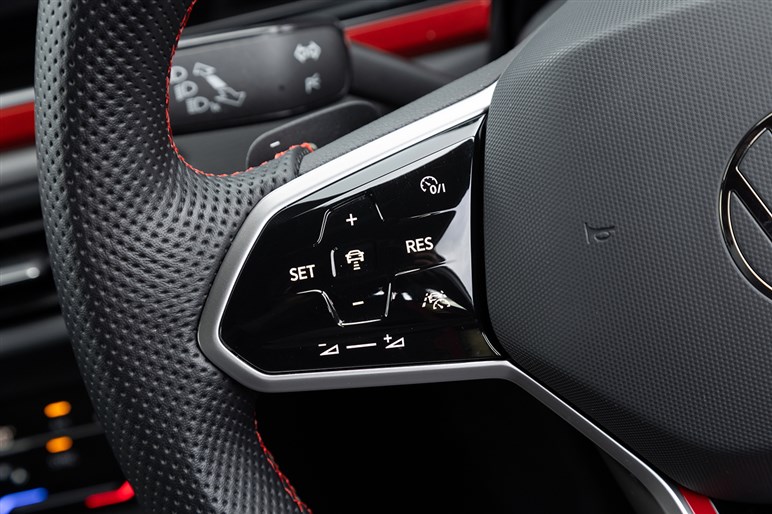 大柄な高性能車では味わえない快感…！　伝統のホットハッチ「ポロ GTI」試乗記