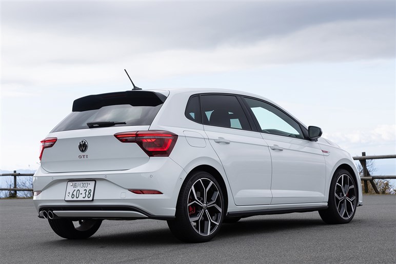 大柄な高性能車では味わえない快感…！　伝統のホットハッチ「ポロ GTI」試乗記
