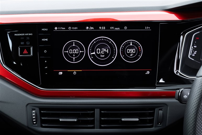 大柄な高性能車では味わえない快感…！　伝統のホットハッチ「ポロ GTI」試乗記