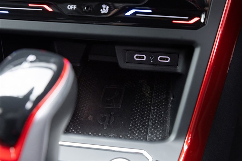 大柄な高性能車では味わえない快感…！　伝統のホットハッチ「ポロ GTI」試乗記