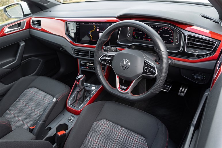 大柄な高性能車では味わえない快感…！　伝統のホットハッチ「ポロ GTI」試乗記