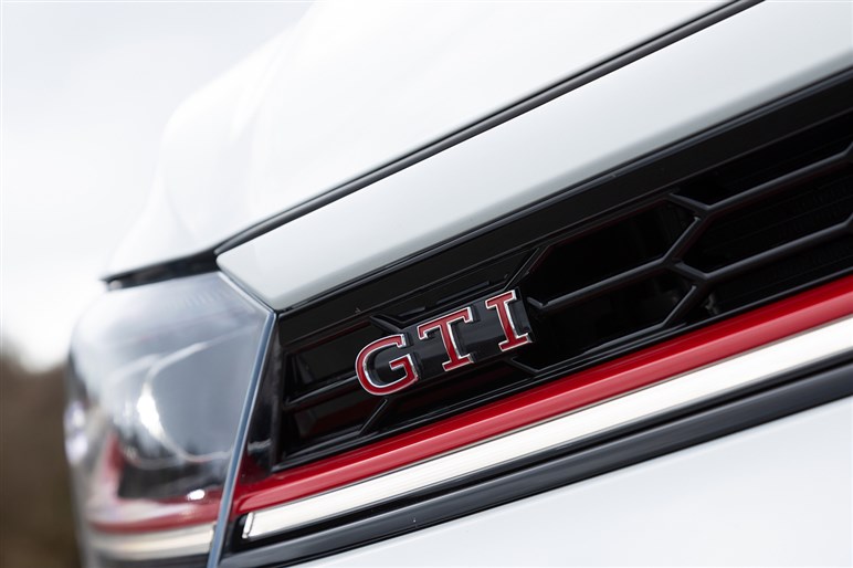 大柄な高性能車では味わえない快感…！　伝統のホットハッチ「ポロ GTI」試乗記