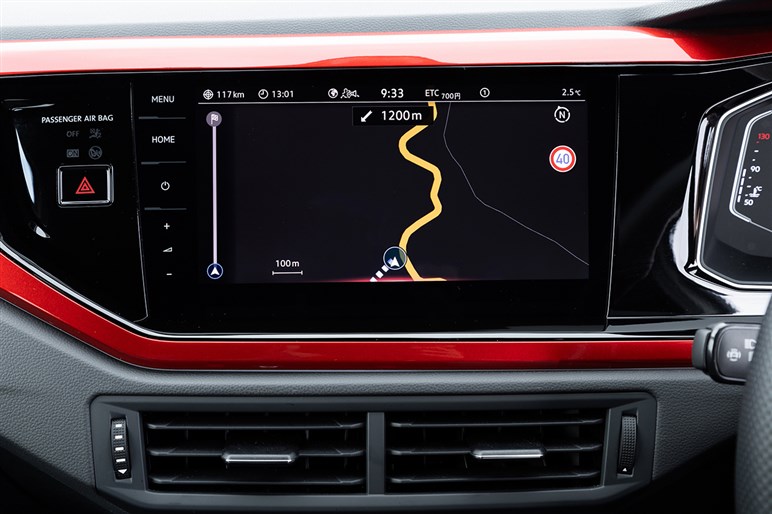 大柄な高性能車では味わえない快感…！　伝統のホットハッチ「ポロ GTI」試乗記