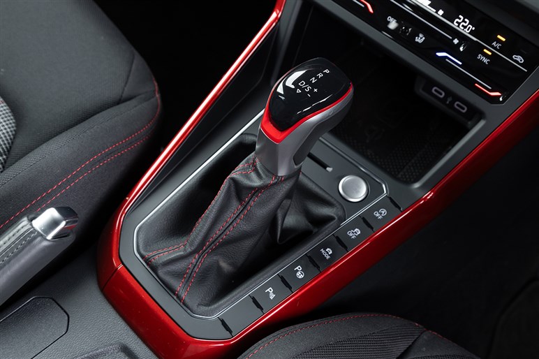 大柄な高性能車では味わえない快感…！　伝統のホットハッチ「ポロ GTI」試乗記