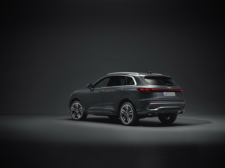 アウディの人気SUV「Q5」が新型に。スポーティなデザインへと一新、MHEV化で約840万円から