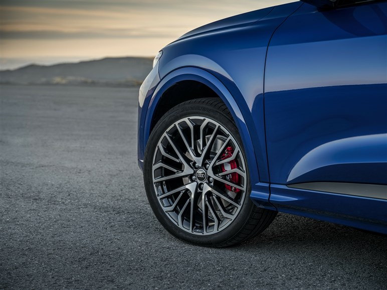 アウディの人気SUV「Q5」が新型に。スポーティなデザインへと一新、MHEV化で約840万円から