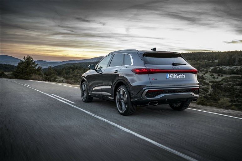 アウディの人気SUV「Q5」が新型に。スポーティなデザインへと一新、MHEV化で約840万円から