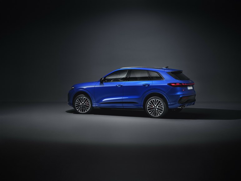 アウディの人気SUV「Q5」が新型に。スポーティなデザインへと一新、MHEV化で約840万円から