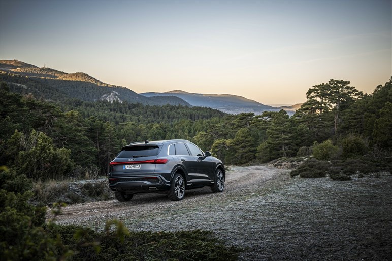 アウディの人気SUV「Q5」が新型に。スポーティなデザインへと一新、MHEV化で約840万円から