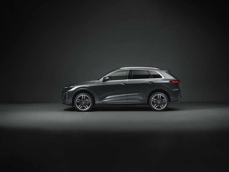 アウディの人気SUV「Q5」が新型に。スポーティなデザインへと一新、MHEV化で約840万円から