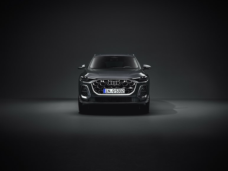 アウディの人気SUV「Q5」が新型に。スポーティなデザインへと一新、MHEV化で約840万円から