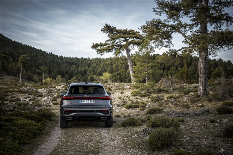 アウディの人気SUV「Q5」が新型に。スポーティなデザインへと一新、MHEV化で約840万円から