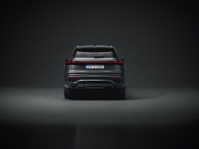 アウディの人気SUV「Q5」が新型に。スポーティなデザインへと一新、MHEV化で約840万円から