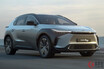 トヨタ新型SUV「bZ4X」日本仕様公開！ スバルと共同開発も「トヨタらしさ」健在か 斬新ハンドル採用で2022年年央発売