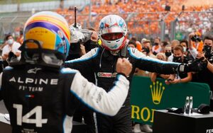 アルピーヌのオコンがF1初優勝「自分がGPウイナーだなんて信じられない！」アロンソのサポートにも感謝／F1第11戦